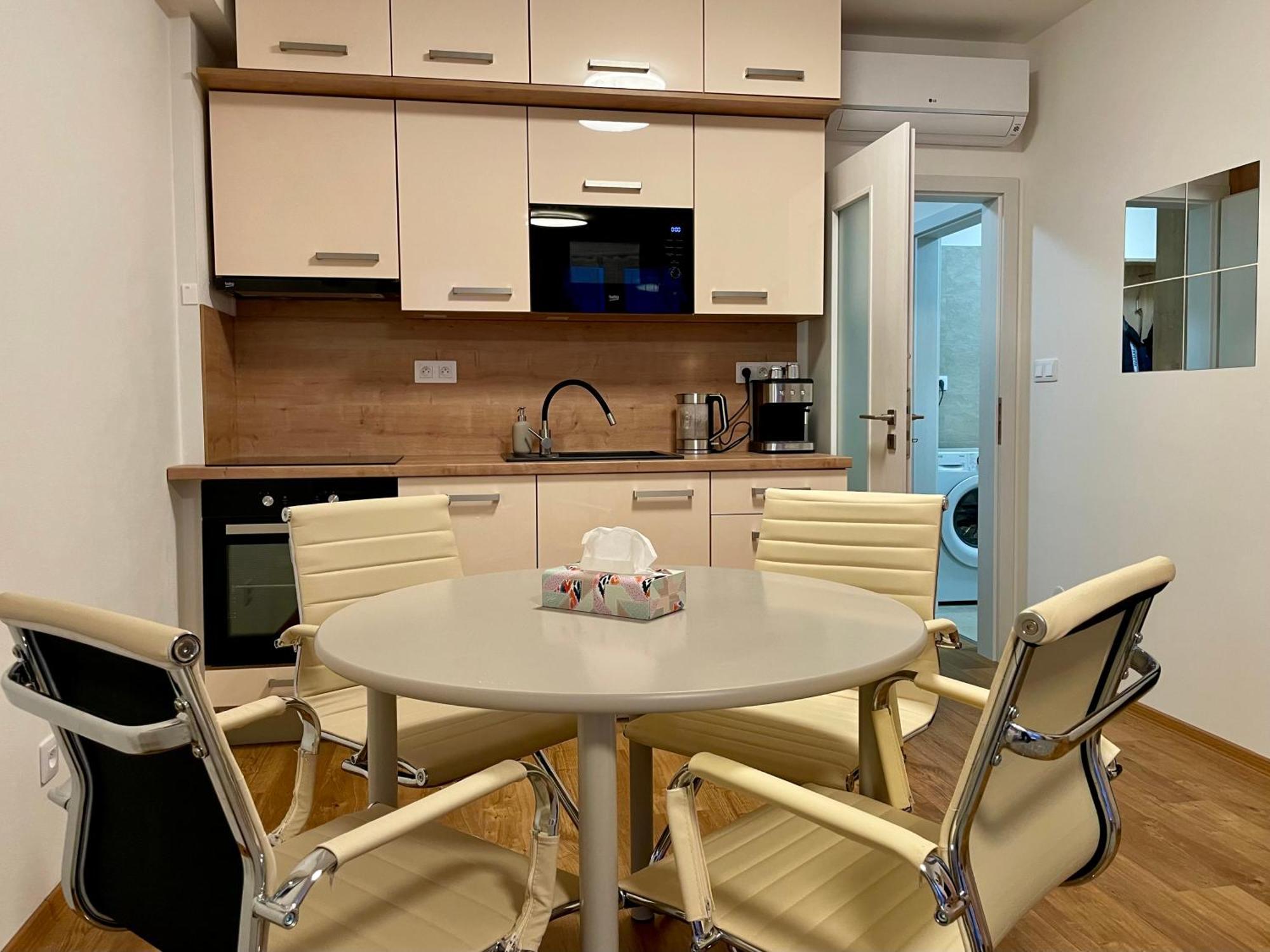 Apartman Astra Sezimovo Usti Eksteriør bilde