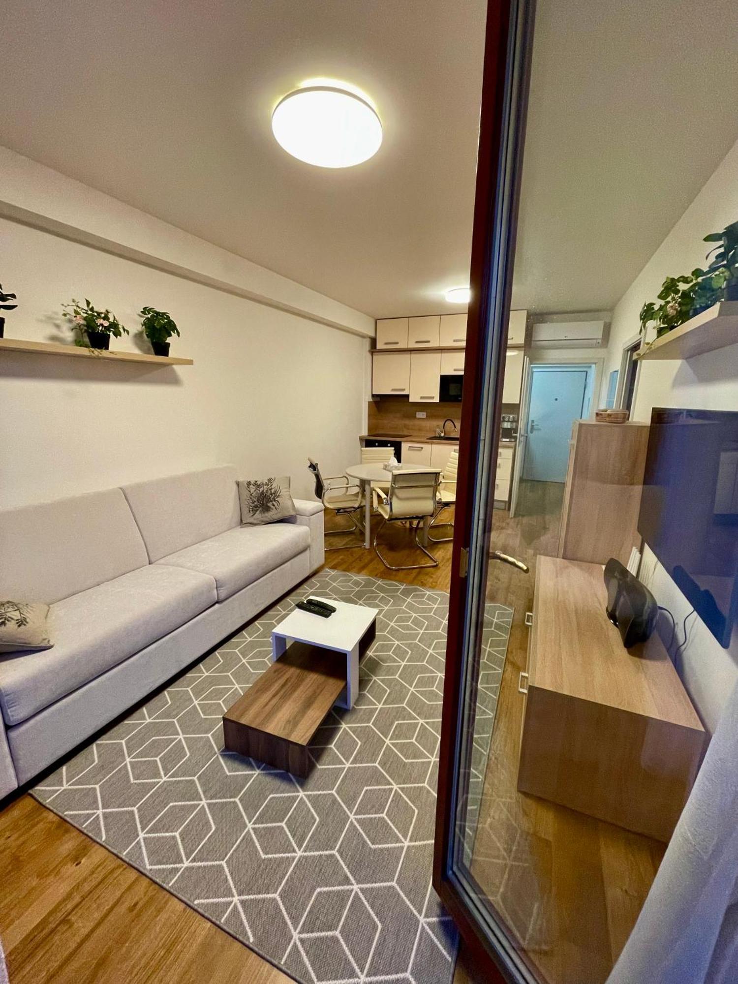 Apartman Astra Sezimovo Usti Eksteriør bilde